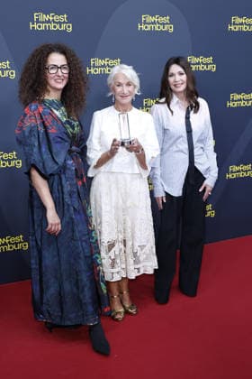 Festival-Chefin Malika Rabahallah, Helen Mirren und Iris Berben bei der Ehrung mit dem Douglas-Sirk-Preis am 29.09. 2026 im Cinemaxx im Rahmen vom 34. Filmfest in Hamburg Malika Rabahallah (Festival CEO), Helen Mirren and german actress Iris Berben attend honoring ceremony with Douglas Sirk Award at Cinemaxx Dammtor on Septmeber 29, 2026 in Hamburg, Germany Douglas-Sirk-Preis fuer Helen Mirren beim 34. Filmfest in Hamburg