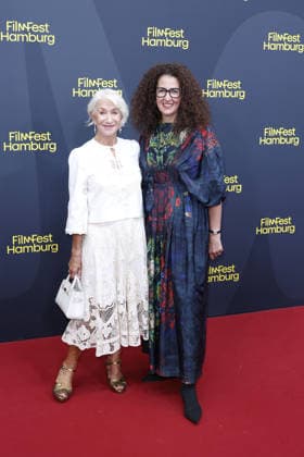 Helen Mirren und Festival-Chefin Malika Rabahallah bei der Ankunft zur Ehrung mit dem Douglas-Sirk-Preis am 29.09. 2026 im Cinemaxx im Rahmen vom 34. Filmfest in Hamburg Helen Mirren and Malika Rabahallah (Festival CEO) attend honoring ceremony with Douglas Sirk Award at Cinemaxx Dammtor on Septmeber 29, 2026 in Hamburg, Germany Douglas-Sirk-Preis fuer Helen Mirren beim 34. Filmfest in Hamburg
