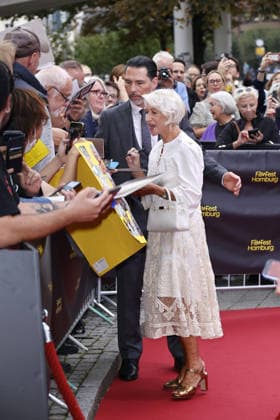 Helen Mirren bei der Ankunft zur Ehrung mit dem Douglas-Sirk-Preis am 29.09. 2026 im Cinemaxx im Rahmen vom 34. Filmfest in Hamburg Helen Mirren attends honoring ceremony with Douglas Sirk Award at Cinemaxx Dammtor on Septmeber 29, 2026 in Hamburg, Germany Douglas-Sirk-Preis fuer Helen Mirren beim 34. Filmfest in Hamburg