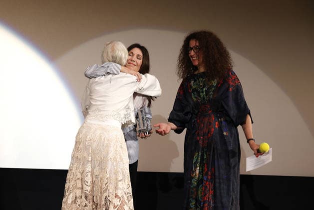 Helen Mirren mit Iris Berben und Malika Rabahallah (Festival Chefin) bei der Ehrung mit dem Douglas-Sirk-Preis am 29.09. 2026 im Cinemaxx im Rahmen vom 34. Filmfest in Hamburg Helen Mirren, Iris Berben and Malika Rabahallah (CEO Festival) attend honoring ceremony with Douglas Sirk Award at Cinemaxx Dammtor on Septmeber 29, 2026 in Hamburg, Germany Douglas-Sirk-Preis fuer Helen Mirren beim 34. Filmfest in Hamburg