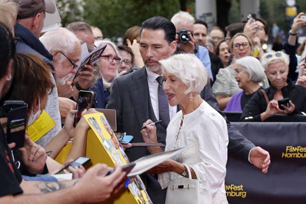 Helen Mirren bei der Ankunft zur Ehrung mit dem Douglas-Sirk-Preis am 29.09. 2026 im Cinemaxx im Rahmen vom 34. Filmfest in Hamburg Helen Mirren attends honoring ceremony with Douglas Sirk Award at Cinemaxx Dammtor on Septmeber 29, 2026 in Hamburg, Germany Douglas-Sirk-Preis fuer Helen Mirren beim 34. Filmfest in Hamburg