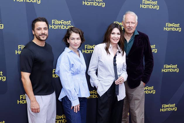 Kostja Ullmann, Henriette Confurius, Iris Berben und Axel Milberg bei der Die dritte Hochzeit (ZDF) Premiere Photocall am 29.09.2026 im Cinemaxx im Rahmen vom 34. Filmfest in Hamburg Kostja Ullmann, Henriette Confurius, Iris Berben and Axel Milberg attend the Die dritte Hochzeit premiere on September 29, 2026 during the 34th Film Festival in Hamburg, Germany Die dritte Hochzeit Filmpremiere beim 34. Filmfest in Hamburg