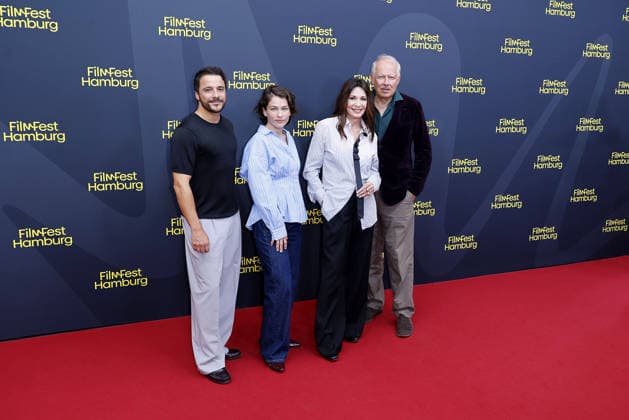 Kostja Ullmann, Henriette Confurius, Iris Berben und Axel Milberg bei der Die dritte Hochzeit (ZDF) Premiere Photocall am 29.09.2026 im Cinemaxx im Rahmen vom 34. Filmfest in Hamburg Kostja Ullmann, Henriette Confurius, Iris Berben and Axel Milberg attend the Die dritte Hochzeit premiere on September 29, 2026 during the 34th Film Festival in Hamburg, Germany Die dritte Hochzeit Filmpremiere beim 34. Filmfest in Hamburg