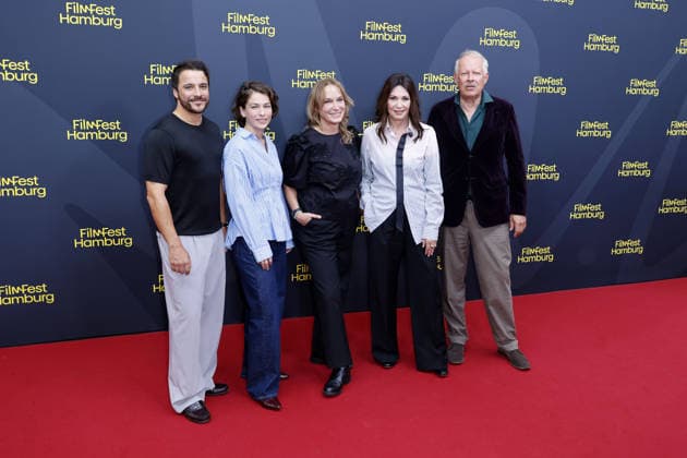 Kostja Ullmann, Henriette Confurius, Regisseurin Mirjam Unger, Iris Berben und Axel Milberg bei der Die dritte Hochzeit (ZDF) Premiere Photocall am 29.09.2026 im Cinemaxx im Rahmen vom 34. Filmfest in Hamburg Kostja Ullmann, Henriette Confurius, director Mirjam Unger, Iris Berben and Axel Milberg attend the Die dritte Hochzeit premiere on September 29, 2026 during the 34th Film Festival in Hamburg, Germany Die dritte Hochzeit Filmpremiere beim 34. Filmfest in Hamburg