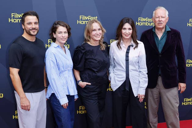 Kostja Ullmann, Henriette Confurius, Regisseurin Mirjam Unger, Iris Berben und Axel Milberg bei der Die dritte Hochzeit (ZDF) Premiere Photocall am 29.09.2026 im Cinemaxx im Rahmen vom 34. Filmfest in Hamburg Kostja Ullmann, Henriette Confurius, director Mirjam Unger, Iris Berben and Axel Milberg attend the Die dritte Hochzeit premiere on September 29, 2026 during the 34th Film Festival in Hamburg, Germany Die dritte Hochzeit Filmpremiere beim 34. Filmfest in Hamburg