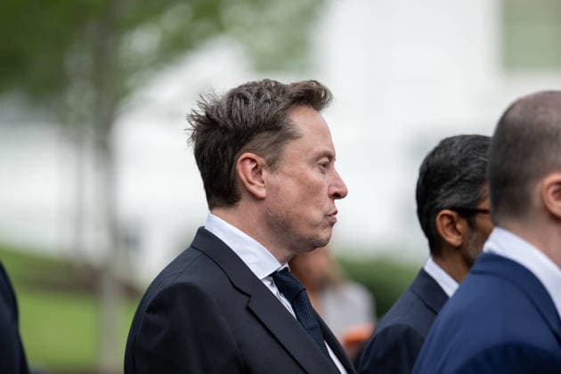 September 29, 2026, Washington, District Of Coulmbia, United States: ELON MUSK stands in the background as President DONALD TRUMP speaks to reporters during a surprise gaggle with technology executives at the White House. Washington United States - ZUMAk206 20260929_znp_k206_026 Copyright: xMattxKaminskyx