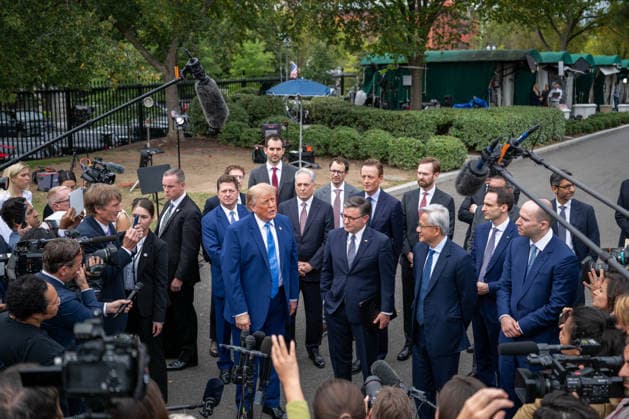 September 29, 2026, Washington, District Of Coulmbia, United States: President DONALD TRUMP speaks to reporters during a surprise gaggle with technology CEOs at the White House following a meeting focused on artificial intelligence. Washington United States - ZUMAk206 20260929_znp_k206_021 Copyright: xMattxKaminskyx
