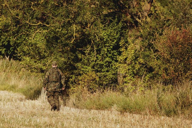 Ein Soldat, aufgenommen im Rahmen der Uebung (Vigilant Roland II) der Heimatschutzdivision der Bundeswehr im oeffentlichen Raum in Stendal, 29.09.2026. Im Rahmen der Uebung trainieren die Soldaten und Soldatinnen unter anderem die Versorgung nach einem Autounfall sowie das Verhindern von Ausspaehversuchen feindlicher Kraefte. Stendal Deutschland Copyright: xFlorianxGaertnerx