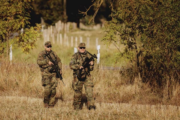 Soldaten auf einem Feld, aufgenommen im Rahmen der Uebung (Vigilant Roland II) der Heimatschutzdivision der Bundeswehr im oeffentlichen Raum in Stendal, 29.09.2026. Im Rahmen der Uebung trainieren die Soldaten und Soldatinnen unter anderem die Versorgung nach einem Autounfall sowie das Verhindern von Ausspaehversuchen feindlicher Kraefte. Stendal Deutschland Copyright: xFlorianxGaertnerx