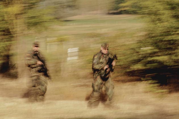 Soldaten auf einem Feld, aufgenommen im Rahmen der Uebung (Vigilant Roland II) der Heimatschutzdivision der Bundeswehr im oeffentlichen Raum in Stendal, 29.09.2026. Im Rahmen der Uebung trainieren die Soldaten und Soldatinnen unter anderem die Versorgung nach einem Autounfall sowie das Verhindern von Ausspaehversuchen feindlicher Kraefte. Stendal Deutschland Copyright: xFlorianxGaertnerx
