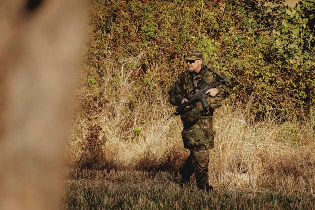 Ein Soldat auf einem Feld, aufgenommen im Rahmen der Uebung (Vigilant Roland II) der Heimatschutzdivision der Bundeswehr im oeffentlichen Raum in Stendal, 29.09.2026. Im Rahmen der Uebung trainieren die Soldaten und Soldatinnen unter anderem die Versorgung nach einem Autounfall sowie das Verhindern von Ausspaehversuchen feindlicher Kraefte. Stendal Deutschland Copyright: xFlorianxGaertnerx
