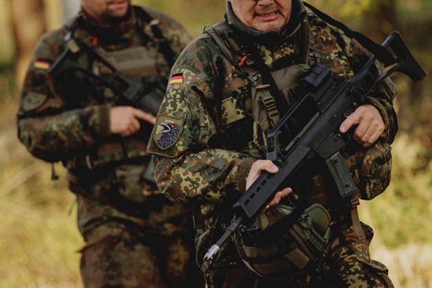 Soldaten auf einem Feld, aufgenommen im Rahmen der Uebung (Vigilant Roland II) der Heimatschutzdivision der Bundeswehr im oeffentlichen Raum in Stendal, 29.09.2026. Im Rahmen der Uebung trainieren die Soldaten und Soldatinnen unter anderem die Versorgung nach einem Autounfall sowie das Verhindern von Ausspaehversuchen feindlicher Kraefte. Stendal Deutschland Copyright: xFlorianxGaertnerx