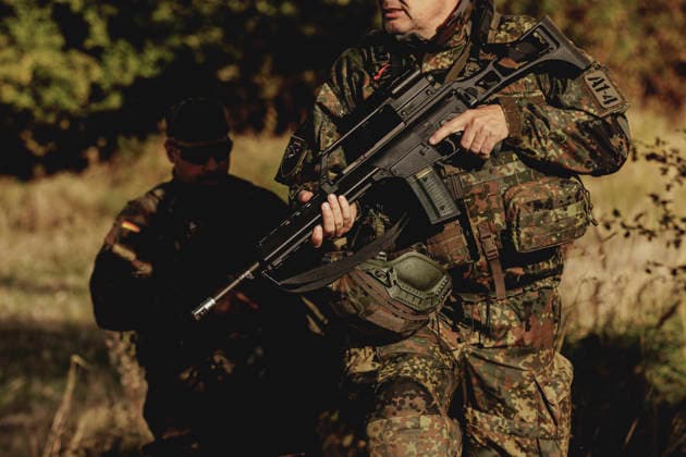 Soldaten auf einem Feld, aufgenommen im Rahmen der Uebung (Vigilant Roland II) der Heimatschutzdivision der Bundeswehr im oeffentlichen Raum in Stendal, 29.09.2026. Im Rahmen der Uebung trainieren die Soldaten und Soldatinnen unter anderem die Versorgung nach einem Autounfall sowie das Verhindern von Ausspaehversuchen feindlicher Kraefte. Stendal Deutschland Copyright: xFlorianxGaertnerx