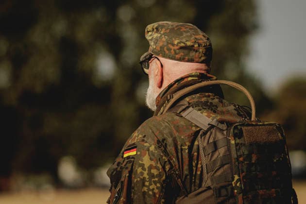 Ein Soldat, aufgenommen im Rahmen der Uebung (Vigilant Roland II) der Heimatschutzdivision der Bundeswehr im oeffentlichen Raum in Stendal, 29.09.2026. Im Rahmen der Uebung trainieren die Soldaten und Soldatinnen unter anderem die Versorgung nach einem Autounfall sowie das Verhindern von Ausspaehversuchen feindlicher Kraefte. Stendal Deutschland Copyright: xFlorianxGaertnerx
