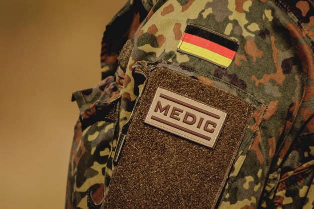 Badge mit der Aufschrift Medic , aufgenommen im Rahmen der Uebung (Vigilant Roland II) der Heimatschutzdivision der Bundeswehr im oeffentlichen Raum in Stendal, 29.09.2026. Im Rahmen der Uebung trainieren die Soldaten und Soldatinnen unter anderem die Versorgung nach einem Autounfall sowie das Verhindern von Ausspaehversuchen feindlicher Kraefte. Stendal Deutschland Copyright: xFlorianxGaertnerx