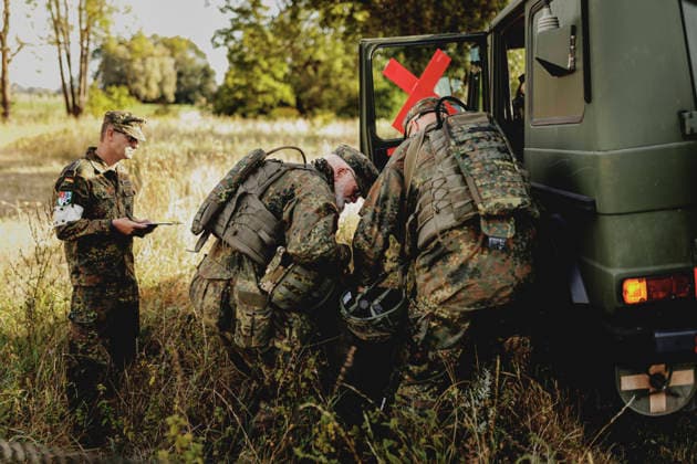 Soldaten bergen eine Person aus einem verunfallten Auto, aufgenommen im Rahmen der Uebung (Vigilant Roland II) der Heimatschutzdivision der Bundeswehr im oeffentlichen Raum in Stendal, 29.09.2026. Im Rahmen der Uebung trainieren die Soldaten und Soldatinnen unter anderem die Versorgung nach einem Autounfall und das Verhindern von Ausspaehversuchen feindlicher Kraefte. Stendal Deutschland Copyright: xFlorianxGaertnerx