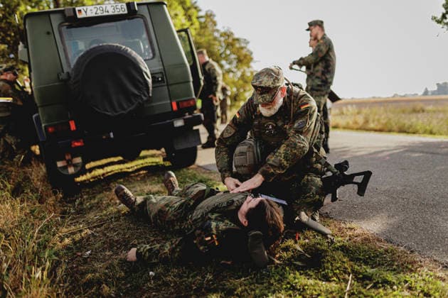 Ein Soldat versorgt eine Soldatin nach einem simulierten Autounfall, aufgenommen im Rahmen der Uebung (Vigilant Roland II) der Heimatschutzdivision der Bundeswehr im oeffentlichen Raum in Stendal, 29.09.2026. Im Rahmen der Uebung trainieren die Soldaten und Soldatinnen unter anderem die Versorgung nach einem Autounfall und das Verhindern von Ausspaehversuchen feindlicher Kraefte. Stendal Deutschland Copyright: xFlorianxGaertnerx