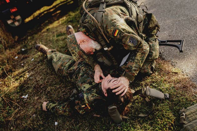 Ein Soldat versorgt eine Soldatin nach einem simulierten Autounfall, aufgenommen im Rahmen der Uebung (Vigilant Roland II) der Heimatschutzdivision der Bundeswehr im oeffentlichen Raum in Stendal, 29.09.2026. Im Rahmen der Uebung trainieren die Soldaten und Soldatinnen unter anderem die Versorgung nach einem Autounfall und das Verhindern von Ausspaehversuchen feindlicher Kraefte. Stendal Deutschland Copyright: xFlorianxGaertnerx