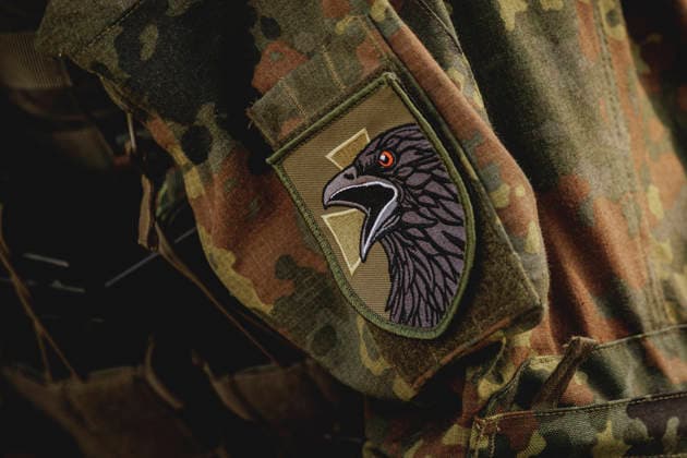 Badge auf der Uniform eines Soldaten, aufgenommen im Rahmen der Uebung (Vigilant Roland II) der Heimatschutzdivision der Bundeswehr im oeffentlichen Raum in Stendal, 29.09.2026. Im Rahmen der Uebung trainieren die Soldaten und Soldatinnen unter anderem die Versorgung nach einem Autounfall sowie das Verhindern von Ausspaehversuchen feindlicher Kraefte. Stendal Deutschland Copyright: xFlorianxGaertnerx
