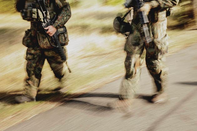Zwei Soldaten laufen ueber eine Strasse, aufgenommen im Rahmen der Uebung (Vigilant Roland II) der Heimatschutzdivision der Bundeswehr im oeffentlichen Raum in Stendal, 29.09.2026. Im Rahmen der Uebung trainieren die Soldaten und Soldatinnen unter anderem die Versorgung nach einem Autounfall sowie das Verhindern von Ausspaehversuchen feindlicher Kraefte. Stendal Deutschland Copyright: xFlorianxGaertnerx