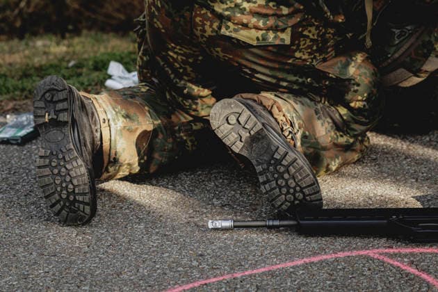 Waffe und Ausruestung eines Soldaten, aufgenommen im Rahmen der Uebung (Vigilant Roland II) der Heimatschutzdivision der Bundeswehr im oeffentlichen Raum in Stendal, 29.09.2026. Im Rahmen der Uebung trainieren die Soldaten und Soldatinnen unter anderem die Versorgung nach einem Autounfall sowie das Verhindern von Ausspaehversuchen feindlicher Kraefte. Stendal Deutschland Copyright: xFlorianxGaertnerx