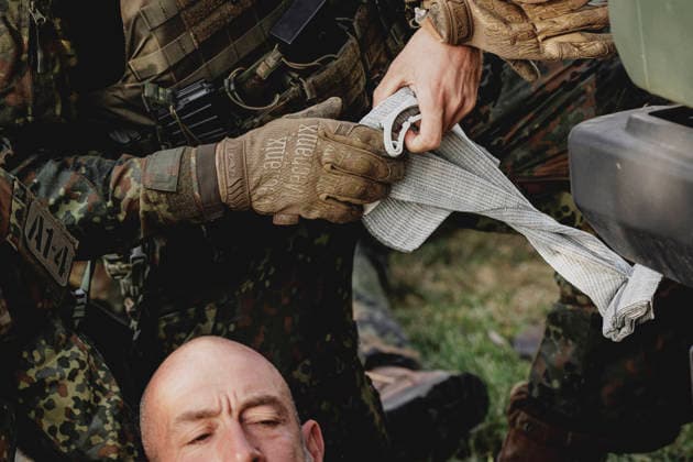 Ein Soldat versorgt einen Soldaten nach einem simulierten Autounfall, aufgenommen im Rahmen der Uebung (Vigilant Roland II) der Heimatschutzdivision der Bundeswehr im oeffentlichen Raum in Stendal, 29.09.2026. Im Rahmen der Uebung trainieren die Soldaten und Soldatinnen unter anderem die Versorgung nach einem Autounfall und das Verhindern von Ausspaehversuchen feindlicher Kraefte. Stendal Deutschland Copyright: xFlorianxGaertnerx