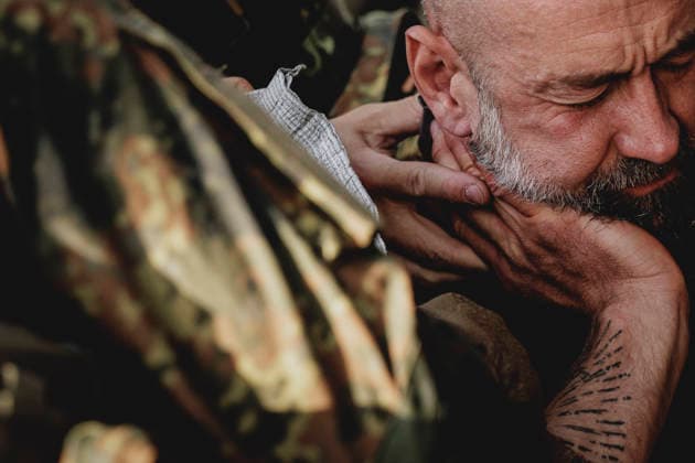 Ein Soldat versorgt einen Soldaten nach einem simulierten Autounfall, aufgenommen im Rahmen der Uebung (Vigilant Roland II) der Heimatschutzdivision der Bundeswehr im oeffentlichen Raum in Stendal, 29.09.2026. Im Rahmen der Uebung trainieren die Soldaten und Soldatinnen unter anderem die Versorgung nach einem Autounfall und das Verhindern von Ausspaehversuchen feindlicher Kraefte. Stendal Deutschland Copyright: xFlorianxGaertnerx
