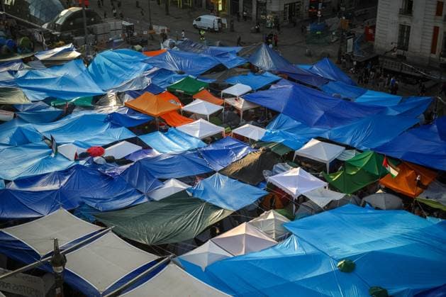 Madrid housing rights camp enters fourth day MADRID, SPAIN, SEPTEMBER 29, 2026: Housing rights activists continue their encampment at Puerta del Sol in central Madrid for a fourth day, with hundreds of tents occupying the square. The protest began following demonstrations over Spain™s housing crisis and the eviction of 87-year-old Maricarmen Abascal from the home where she had lived for more than seven decades. Although an agreement has since been reached allowing Abascal to return to her home, organizers said the encampment will continue as protesters demand broader measures against evictions and rising housing costs. Madrid Spain Copyright: x xC.xCarvajalx xJNAxPressx