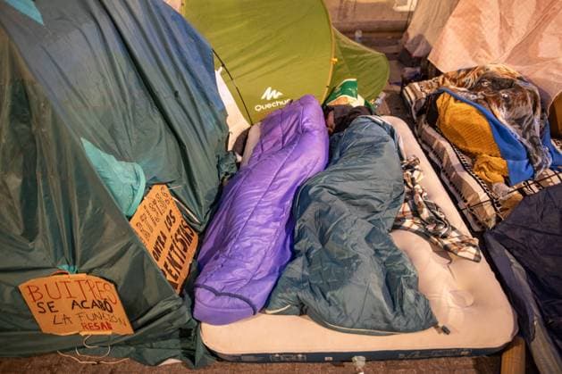 Madrid housing rights camp enters fourth day MADRID, SPAIN, SEPTEMBER 29, 2026: Housing rights activists continue their encampment at Puerta del Sol in central Madrid for a fourth day, with hundreds of tents occupying the square. The protest began following demonstrations over Spain™s housing crisis and the eviction of 87-year-old Maricarmen Abascal from the home where she had lived for more than seven decades. Although an agreement has since been reached allowing Abascal to return to her home, organizers said the encampment will continue as protesters demand broader measures against evictions and rising housing costs. Madrid Spain Copyright: x xC.xCarvajalx xJNAxPressx