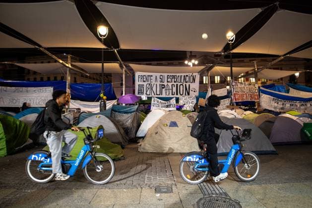 Madrid housing rights camp enters fourth day MADRID, SPAIN, SEPTEMBER 29, 2026: Housing rights activists continue their encampment at Puerta del Sol in central Madrid for a fourth day, with hundreds of tents occupying the square. The protest began following demonstrations over Spain™s housing crisis and the eviction of 87-year-old Maricarmen Abascal from the home where she had lived for more than seven decades. Although an agreement has since been reached allowing Abascal to return to her home, organizers said the encampment will continue as protesters demand broader measures against evictions and rising housing costs. Madrid Spain Copyright: x xC.xCarvajalx xJNAxPressx