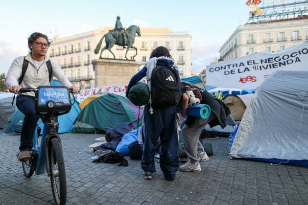 Madrid housing rights camp enters fourth day MADRID, SPAIN, SEPTEMBER 29, 2026: Housing rights activists continue their encampment at Puerta del Sol in central Madrid for a fourth day, with hundreds of tents occupying the square. The protest began following demonstrations over Spain™s housing crisis and the eviction of 87-year-old Maricarmen Abascal from the home where she had lived for more than seven decades. Although an agreement has since been reached allowing Abascal to return to her home, organizers said the encampment will continue as protesters demand broader measures against evictions and rising housing costs. Madrid Spain Copyright: x xC.xCarvajalx xJNAxPressx
