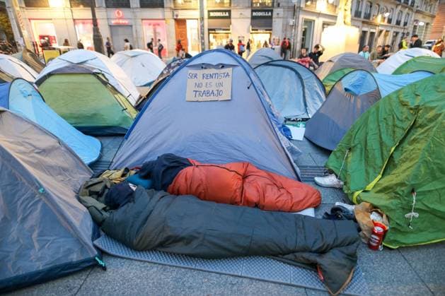 Madrid housing rights camp enters fourth day MADRID, SPAIN, SEPTEMBER 29, 2026: Housing rights activists continue their encampment at Puerta del Sol in central Madrid for a fourth day, with hundreds of tents occupying the square. The protest began following demonstrations over Spain™s housing crisis and the eviction of 87-year-old Maricarmen Abascal from the home where she had lived for more than seven decades. Although an agreement has since been reached allowing Abascal to return to her home, organizers said the encampment will continue as protesters demand broader measures against evictions and rising housing costs. Madrid Spain Copyright: x xC.xCarvajalx xJNAxPressx