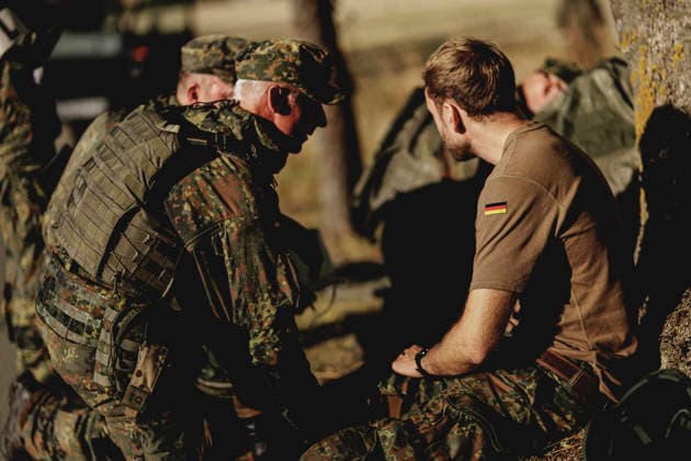 Soldaten versorgen Kameraden nach einem simulierten Autounfall, aufgenommen im Rahmen der Uebung (Vigilant Roland II) der Heimatschutzdivision der Bundeswehr im oeffentlichen Raum in Stendal, 29.09.2026. Im Rahmen der Uebung trainieren die Soldaten und Soldatinnen unter anderem die Versorgung nach einem Autounfall sowie das Verhindern von Ausspaehversuchen feindlicher Kraefte. Stendal Deutschland Copyright: xFlorianxGaertnerx