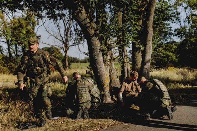 Soldaten versorgen Kameraden nach einem simulierten Autounfall, aufgenommen im Rahmen der Uebung (Vigilant Roland II) der Heimatschutzdivision der Bundeswehr im oeffentlichen Raum in Stendal, 29.09.2026. Im Rahmen der Uebung trainieren die Soldaten und Soldatinnen unter anderem die Versorgung nach einem Autounfall und das Verhindern von Ausspaehversuchen feindlicher Kraefte. Stendal Deutschland Copyright: xFlorianxGaertnerx