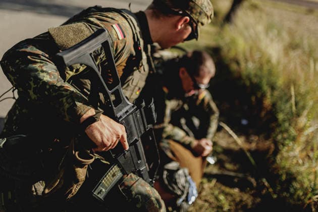 Soldaten versorgen Kameraden nach einem simulierten Autounfall, aufgenommen im Rahmen der Uebung (Vigilant Roland II) der Heimatschutzdivision der Bundeswehr im oeffentlichen Raum in Stendal, 29.09.2026. Im Rahmen der Uebung trainieren die Soldaten und Soldatinnen unter anderem die Versorgung nach einem Autounfall und das Verhindern von Ausspaehversuchen feindlicher Kraefte. Stendal Deutschland Copyright: xFlorianxGaertnerx