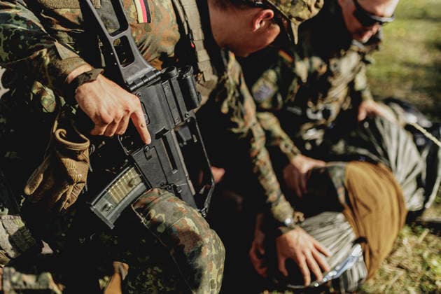 Soldaten versorgen Kameraden nach einem simulierten Autounfall, aufgenommen im Rahmen der Uebung (Vigilant Roland II) der Heimatschutzdivision der Bundeswehr im oeffentlichen Raum in Stendal, 29.09.2026. Im Rahmen der Uebung trainieren die Soldaten und Soldatinnen unter anderem die Versorgung nach einem Autounfall und das Verhindern von Ausspaehversuchen feindlicher Kraefte. Stendal Deutschland Copyright: xFlorianxGaertnerx
