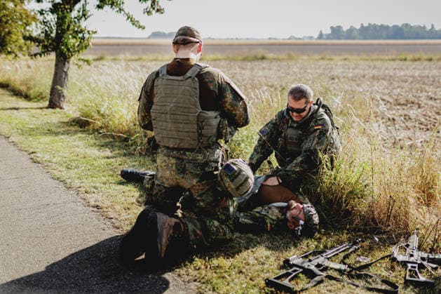 Soldaten versorgen einen Kameraden nach einem simulierten Autounfall, aufgenommen im Rahmen der Uebung (Vigilant Roland II) der Heimatschutzdivision der Bundeswehr im oeffentlichen Raum in Stendal, 29.09.2026. Im Rahmen der Uebung trainieren die Soldaten und Soldatinnen unter anderem die Versorgung nach einem Autounfall und das Verhindern von Ausspaehversuchen feindlicher Kraefte. Stendal Deutschland Copyright: xFlorianxGaertnerx