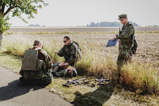 Soldaten versorgen einen Kameraden nach einem simulierten Autounfall, aufgenommen im Rahmen der Uebung (Vigilant Roland II) der Heimatschutzdivision der Bundeswehr im oeffentlichen Raum in Stendal, 29.09.2026. Im Rahmen der Uebung trainieren die Soldaten und Soldatinnen unter anderem die Versorgung nach einem Autounfall sowie das Verhindern von Ausspaehversuchen feindlicher Kraefte. Stendal Deutschland Copyright: xFlorianxGaertnerx