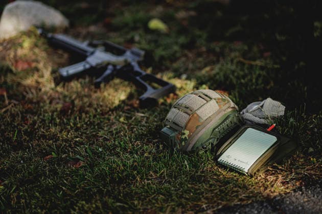 Notizblock, Helm und Waffe auf einer Wiese, aufgenommen im Rahmen der Uebung (Vigilant Roland II) der Heimatschutzdivision der Bundeswehr im oeffentlichen Raum in Stendal, 29.09.2026. Im Rahmen der Uebung trainieren die Soldaten und Soldatinnen unter anderem die Versorgung nach einem Autounfall sowie das Verhindern von Ausspaehversuchen feindlicher Kraefte. Stendal Deutschland Copyright: xFlorianxGaertnerx