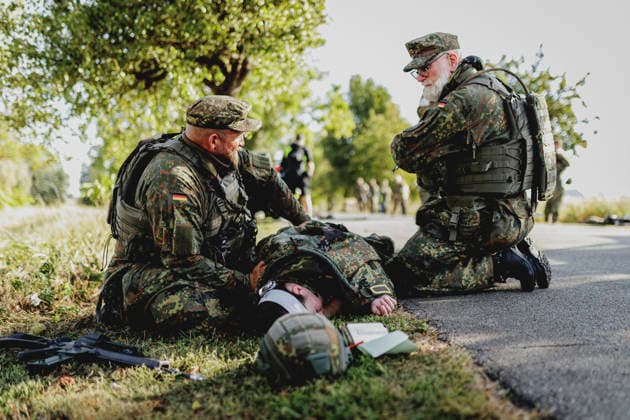 Soldaten versorgen einen Kameraden nach einem simulierten Autounfall, aufgenommen im Rahmen der Uebung (Vigilant Roland II) der Heimatschutzdivision der Bundeswehr im oeffentlichen Raum in Stendal, 29.09.2026. Im Rahmen der Uebung trainieren die Soldaten und Soldatinnen unter anderem die Versorgung nach einem Autounfall sowie das Verhindern von Ausspaehversuchen feindlicher Kraefte. Stendal Deutschland Copyright: xFlorianxGaertnerx
