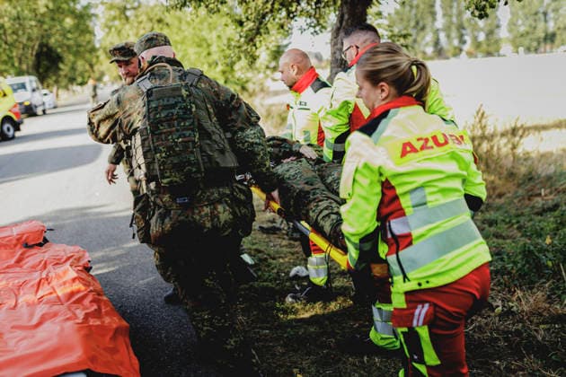 Soldaten und Notfallsanitaeter versorgen einen Soldaten nach einem simulierten Autounfall, aufgenommen im Rahmen der Uebung (Vigilant Roland II) der Heimatschutzdivision der Bundeswehr im oeffentlichen Raum in Stendal, 29.09.2026. Im Rahmen der Uebung trainieren die Soldaten und Soldatinnen unter anderem die Versorgung nach einem Autounfall und sowie das Verhindern von Ausspaehversuchen feindlicher Kraefte. Stendal Deutschland Copyright: xFlorianxGaertnerx