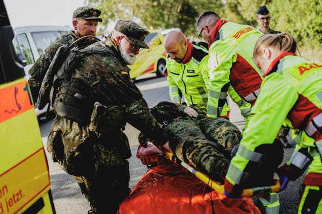 Soldaten und Notfallsanitaeter versorgen einen Soldaten nach einem simulierten Autounfall, aufgenommen im Rahmen der Uebung (Vigilant Roland II) der Heimatschutzdivision der Bundeswehr im oeffentlichen Raum in Stendal, 29.09.2026. Im Rahmen der Uebung trainieren die Soldaten und Soldatinnen unter anderem die Versorgung nach einem Autounfall und sowie das Verhindern von Ausspaehversuchen feindlicher Kraefte. Stendal Deutschland Copyright: xFlorianxGaertnerx