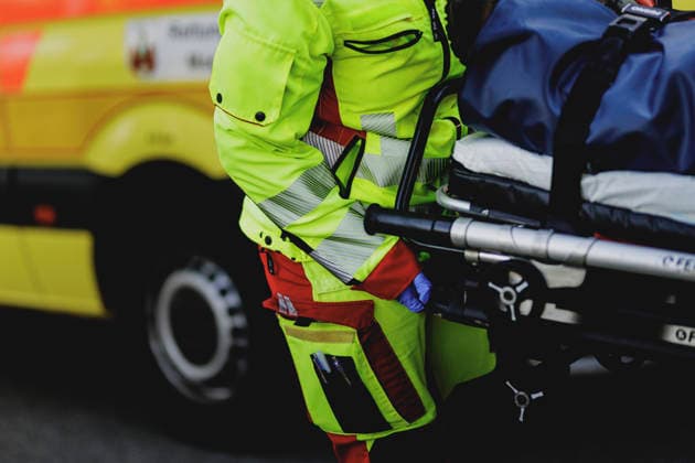 Eine Trage mit einem Patienten wird getragen, aufgenommen im Rahmen einer simulierten notaerztlichen Versorgung im Rahmen einer Bundeswehr-Uebung in Stendal, 29.09.2026. Stendal Deutschland Copyright: xFlorianxGaertnerx