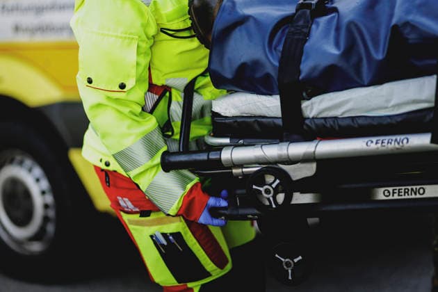 Eine Trage mit einem Patienten wird getragen, aufgenommen im Rahmen einer simulierten notaerztlichen Versorgung im Rahmen einer Bundeswehr-Uebung in Stendal, 29.09.2026. Stendal Deutschland Copyright: xFlorianxGaertnerx