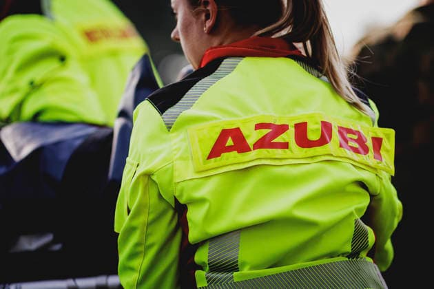 Die Aufschrift Azubi auf der Jacke einer Notfallsanitaeterin, aufgenommen im Rahmen einer simulierten notaerztlichen Versorgung im Rahmen einer Bundeswehr-Uebung in Stendal, 29.09.2026. Stendal Deutschland Copyright: xFlorianxGaertnerx