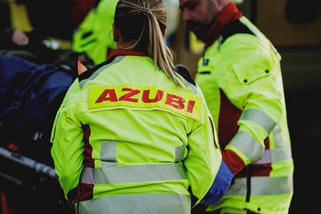 Die Aufschrift Azubi auf der Jacke einer Notfallsanitaeterin, aufgenommen im Rahmen einer simulierten notaerztlichen Versorgung im Rahmen einer Bundeswehr-Uebung in Stendal, 29.09.2026. Stendal Deutschland Copyright: xFlorianxGaertnerx