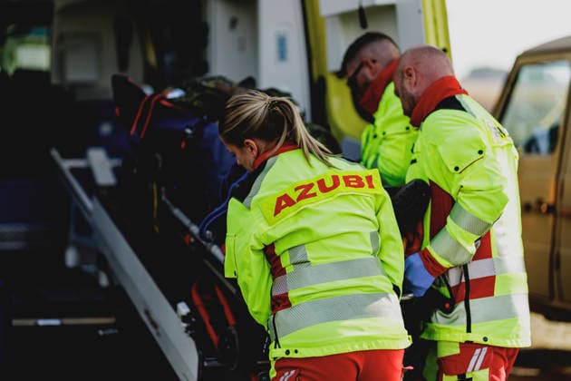 Die Aufschrift Azubi auf der Jacke einer Notfallsanitaeterin, aufgenommen im Rahmen einer simulierten notaerztlichen Versorgung im Rahmen einer Bundeswehr-Uebung in Stendal, 29.09.2026. Stendal Deutschland Copyright: xFlorianxGaertnerx