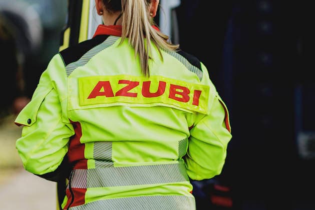 Die Aufschrift Azubi auf der Jacke einer Notfallsanitaeterin, aufgenommen im Rahmen einer simulierten notaerztlichen Versorgung im Rahmen einer Bundeswehr-Uebung in Stendal, 29.09.2026. Stendal Deutschland Copyright: xFlorianxGaertnerx