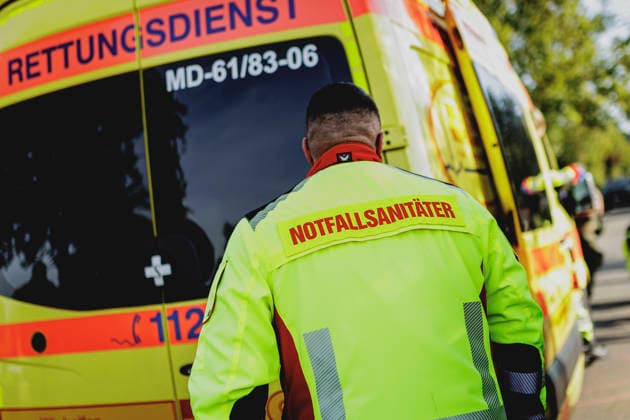 Notfallsanitaeter, aufgenommen im Rahmen einer simulierten notaerztlichen Versorgung im Rahmen einer Bundeswehr-Uebung in Stendal, 29.09.2026. Stendal Deutschland Copyright: xFlorianxGaertnerx
