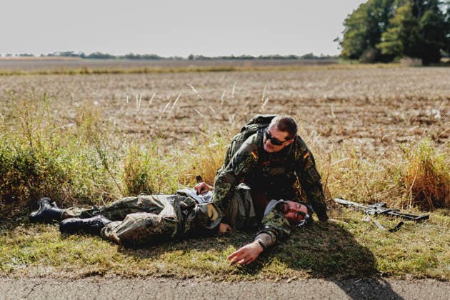 Ein Soldat versorgt einen anderen Soldaten nach einem simulierten Autounfall, aufgenommen im Rahmen der Uebung (Vigilant Roland II) der Heimatschutzdivision der Bundeswehr im oeffentlichen Raum in Stendal, 29.09.2026. Im Rahmen der Uebung trainieren die Soldaten und Soldatinnen unter anderem die Versorgung nach einem Autounfall und das Verhindern von Ausspaehversuchen feindlicher Kraefte. Stendal Deutschland Copyright: xFlorianxGaertnerx